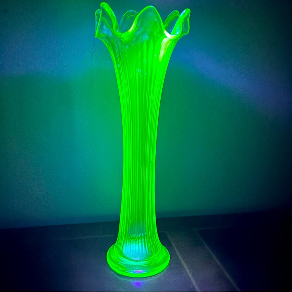 Vintage Green Vaseline Uranium
Glass Swung Fluted Bud Flower
Vase Ruffled 10”
